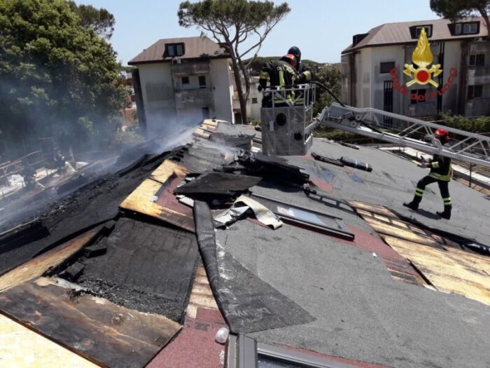 Anzio, incendio su tetto di un'abitazione in costruzione: intervengono i vigili
