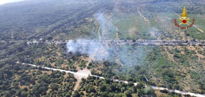 Pineta di Ostia, incendio tra via del Lido di Castel Porziano e via Cristoforo Colombo