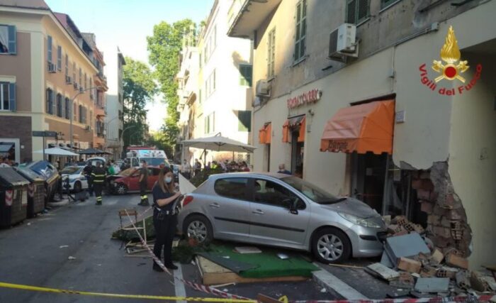 Torpignattara, incidente e auto "entra" in un ristorante: tre persone ferite, tra cui madre e figlio
