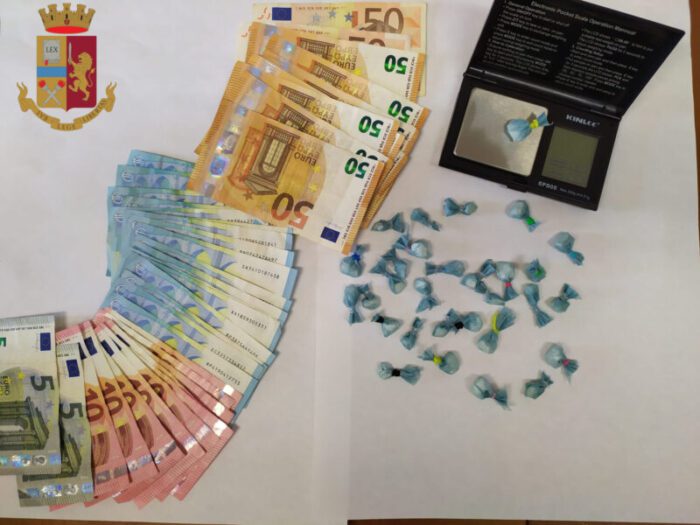 Valle Martella, pusher minorenne scappa alla vista della Polizia: aveva 1000 euro in contanti e cocaina