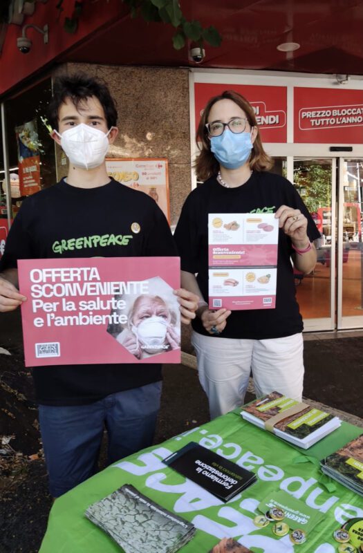I volontari di Greenpeace davanti ai supermercati di Roma per diffondere le "offerte sconvenienti" della carne prodotta da allevamenti intensivi