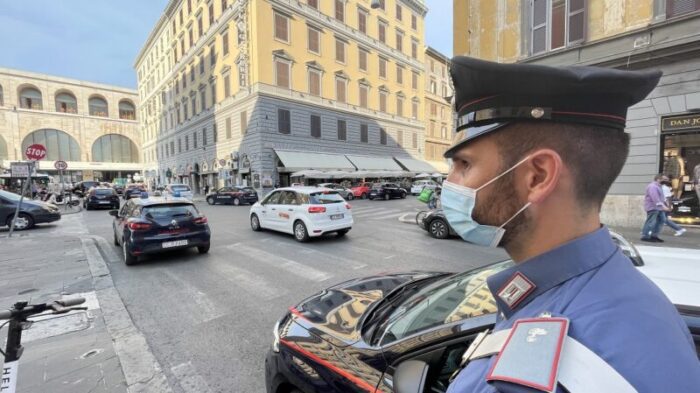 Termini carabiniere libero servizio arresta pusher