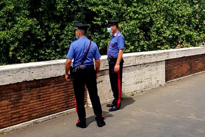 Roma, sommerso dai debiti e con il vizio del gioco: 52enne tenta il suicidio dal Ponte di Ferro