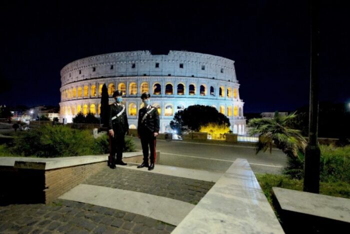 Roma, Fori Imperiali. Infastidito dal vociare dei ragazzi, li minaccia con un coltello a serramanico: denunciato