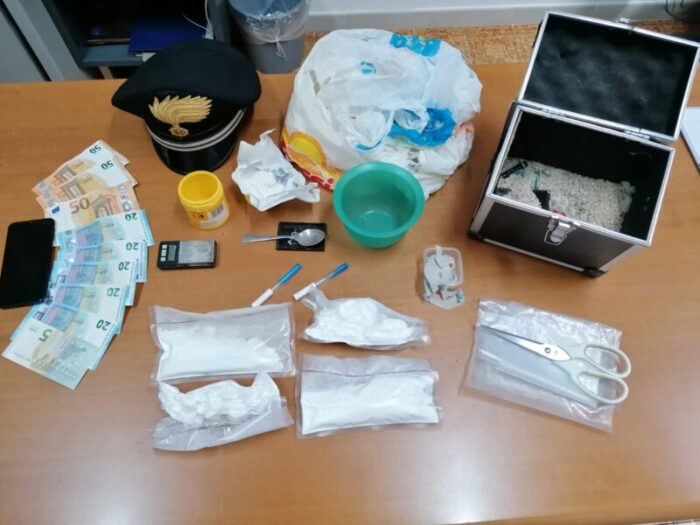 Strangolagalli. Spaccia e nasconde cocaina in casa: nei guai una pusher 36enne