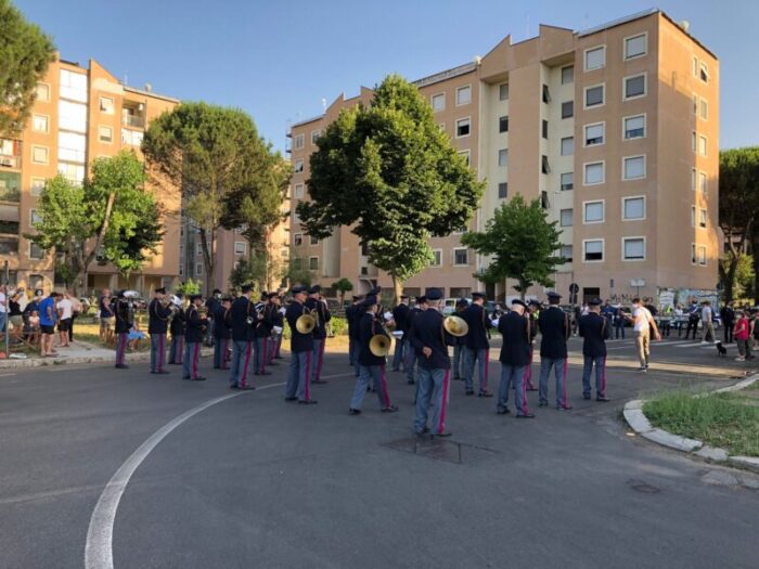 "Spaccio arte" a San Basilio. Fanfara della Polizia per l'iniziativa promossa da Federica Angeli che mira a riaffermare la legalità