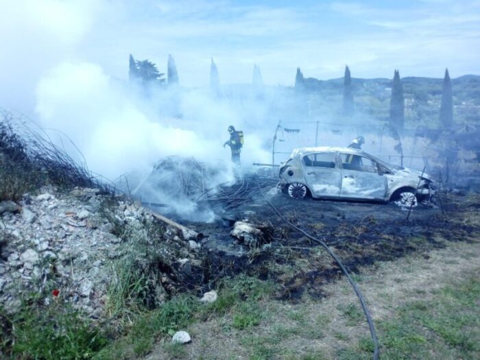 Lanuvio, incendio via delle Selve: in fiamme capanno che conteneva materiali per l'agricoltura. Lunga scia di fumo