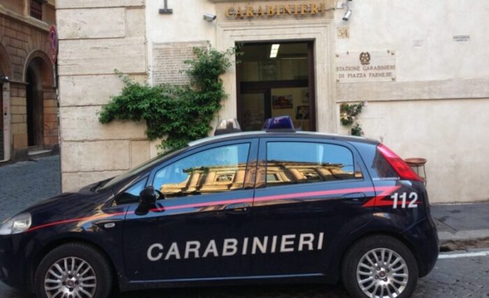 Campo de' Fiori. Ubriachi, strappano la bandiera italiana della caserma dei Carabinieri: denunciati tre turisti francesi
