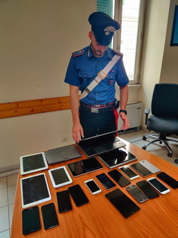 Esquilino, ricettatore di smartphone ferma i passanti per proporgliene la vendita: nella sua casa di Prima Porta aveva ulteriore materiale