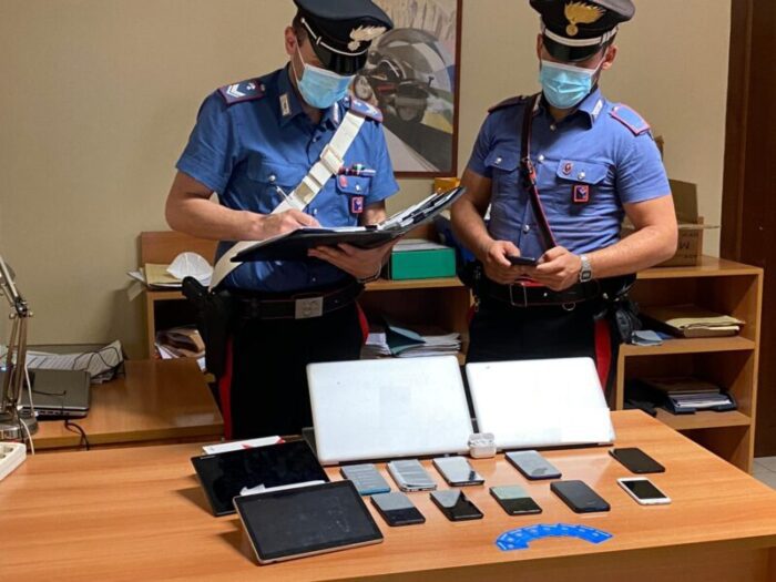 Esquilino. Sorpreso con uno smartphone rubato e numerosi dispositivi hi-tech di dubbia provenienza: denunciato 32enne