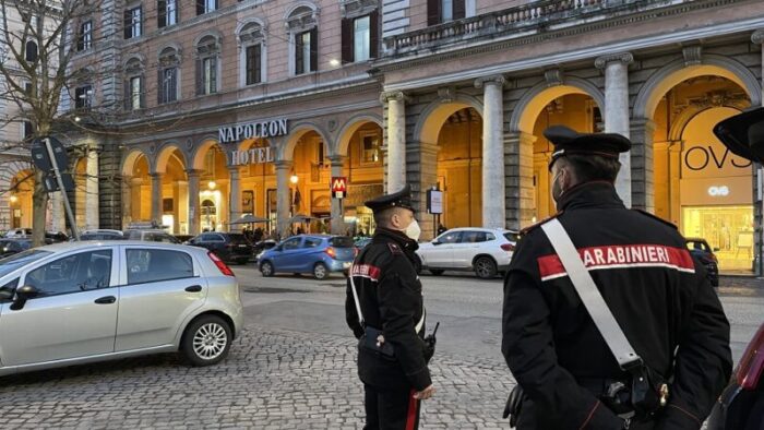 Esquilino. Carabinieri intervengono per sedare una lite ma uno dei ragazzi si scaglia contro gli agenti: arrestato