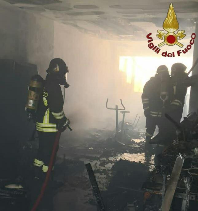 San Felice Circeo e Sabaudia, incendio in un container nelle campagne: morto carbonizzato un 50enne
