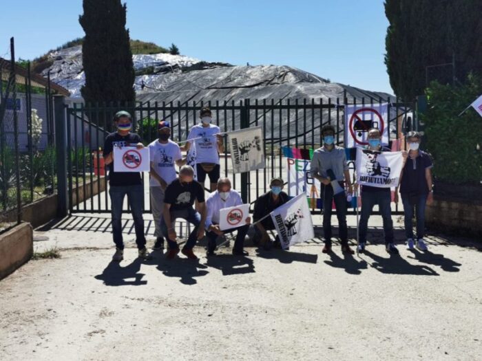 Colleferro, Flash mob in discarica contro ipotesi riapertura. "Qui non passerà nessun camion"