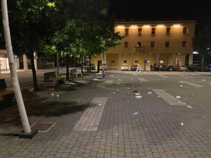 Colleferro danni piazza Italia partita devastate sedie panchine