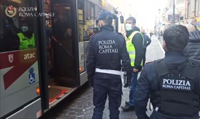 Roma, viale Palmiro Togliatti. Tenta una rapina armato di coltello su un bus Atac: arrestato
