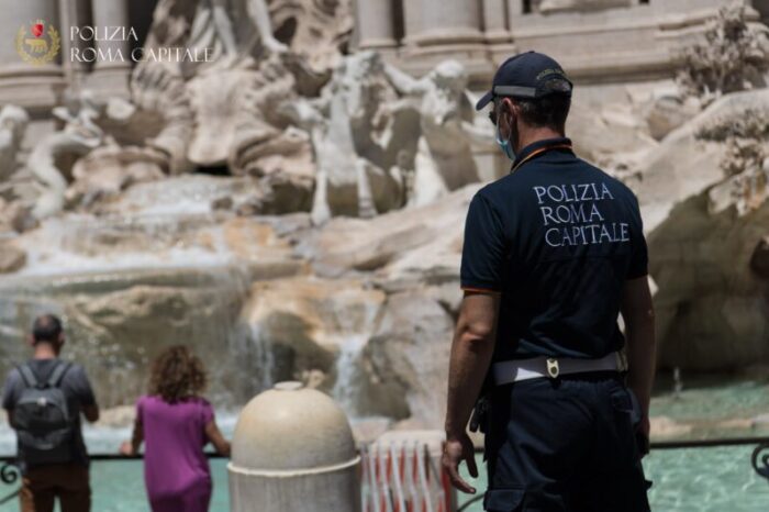 roma fontana di trevi fermate persone tuffarsi