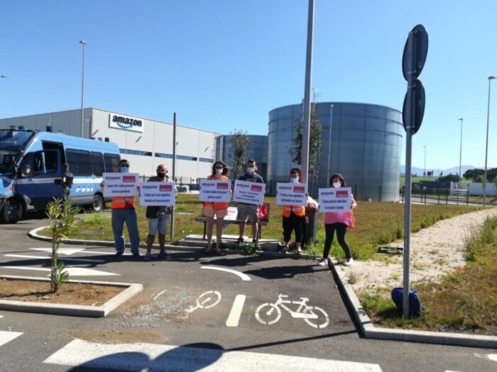 Colleferro, manifestazione ex lavoratori Amazon: "l'azienda rifiuta il dialogo e Adecco ha chiuso la filiale..."