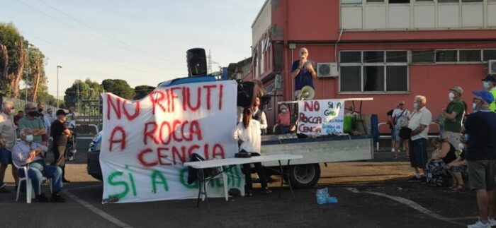 Roma, manifestazione per la chiusura del TMB di Rocca Cencia: massiccia adesione in una calda domenica d'estate