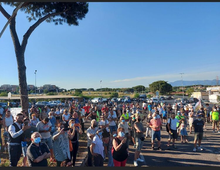 Roma, manifestazione per chiedere la chiusura del TMB di Rocca Cencia: massiccia adesione in una calda domenica d’estate (FOTO e VIDEO)