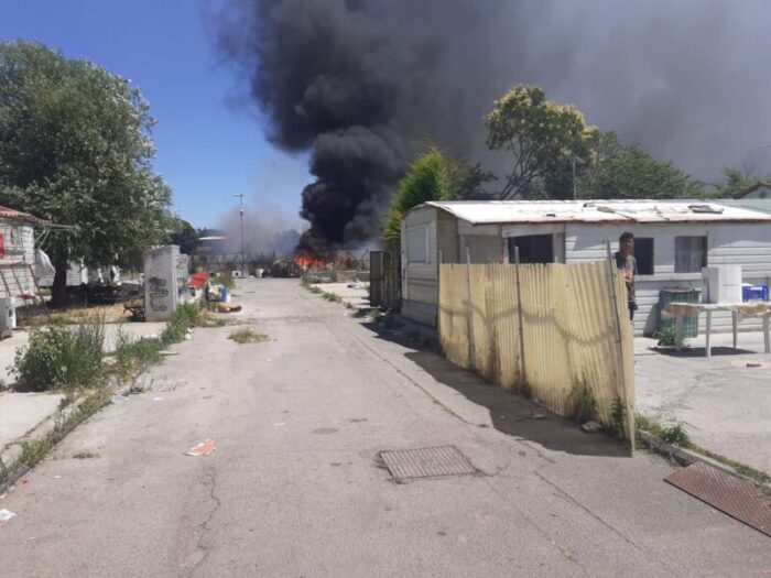 Le fiamme scaturite dai cumuli di rifiuti illecitamente stoccati ai margini del campo rom ivi presente, si sono presto diffuse a causa del caldo fino a lambire pericolosamente private abitazioni