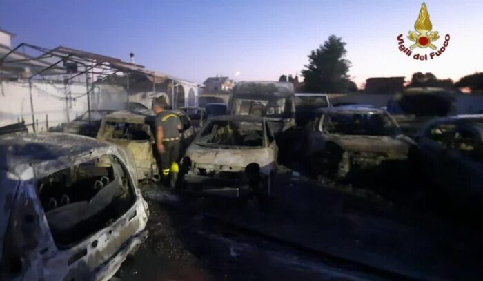 Fiumicino. Incendio in una carrozzeria: le fiamme distruggono 12 auto