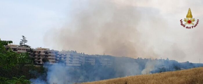 Serpentara, incendio di sterpaglie a due passi dalle abitazioni