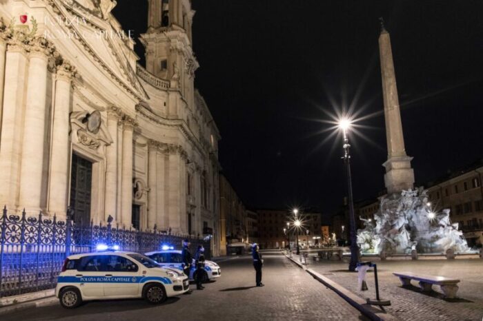 Ancora un bagno a piazza Navona: nella notte tre turisti francesi si tuffano nella fontana dei Quattro Fiumi