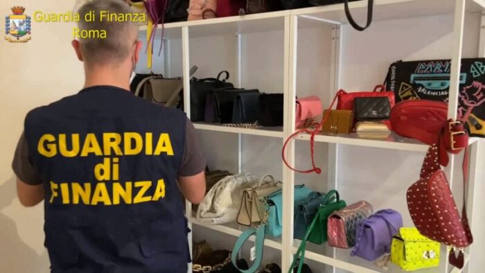 Roma. Denunciata la titolare di una boutique del falso anche per evasione fiscale: non aveva dichiarato oltre 800mila euro