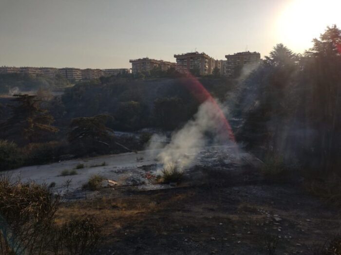 Ancora incendi a Roma Est: il vento ha alimentato le fiamme