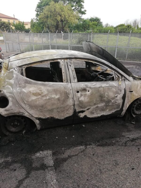 Rebibbia, lanciate bombe molotov alle auto degli agenti in servizio al carcere femminile