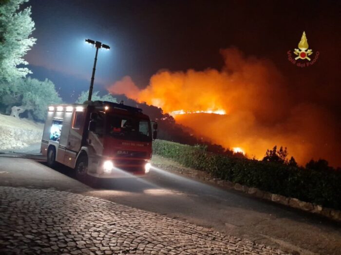 Brucia il Lazio: incendi a Tivoli, Velletri e Fara Sabina. WWF: "Bloccare la caccia per ristorare la fauna"