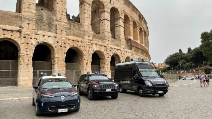 Roma, Colosseo e Fori Imperiali. Multati e allontanati saltafila e ambulanti abusivi: i controlli