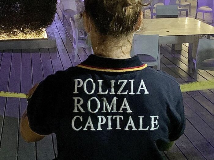 anziano tenta suidicio salvato da agente polizia roma capitale