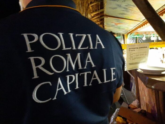 Roma, sottrae il cellulare con violenza ad una donna: arrestato 43enne