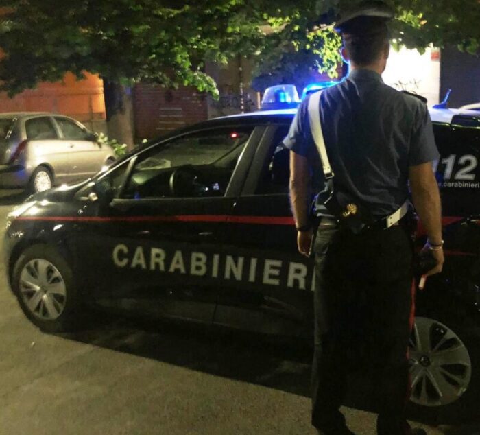 Nomentana, pretende kebab e bibite gratis in un locale: al rifiuto del commesso, gli lancia la sedia addosso e danneggia le vetrine