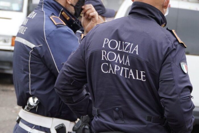 Roma. Prende a calci una macchina della Polizia Locale e importuna i passanti: denunciato 44enne