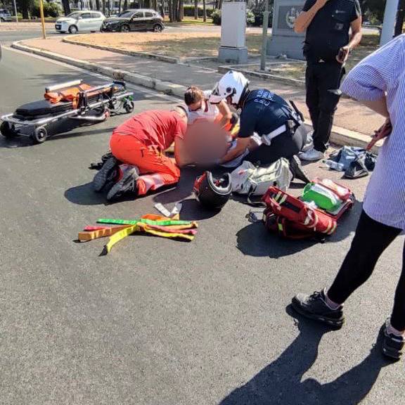 Video shock: motociclista trascina la donna lungo la strada dopo una discussione