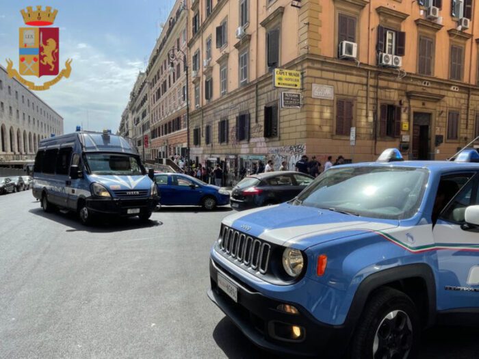 Termini, aggredisce una persona e si allontana in via Giolitti: aveva anche documento contraffatto