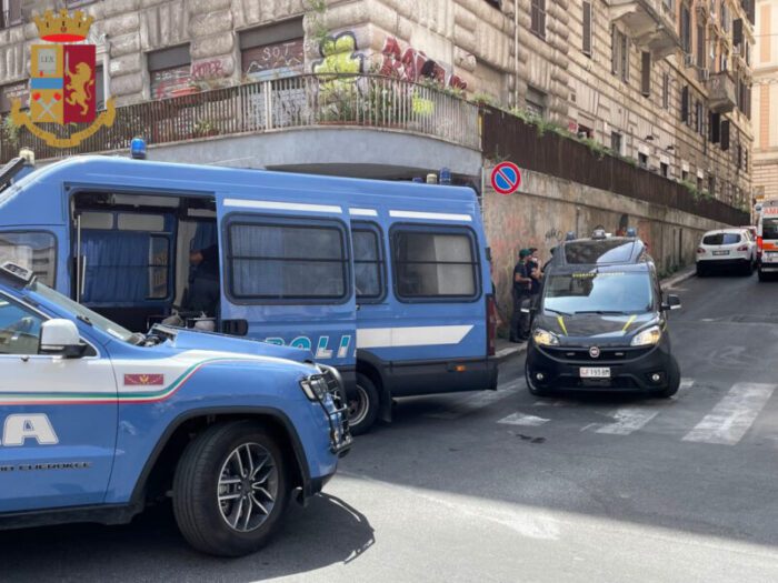 Termini, importunano i pendolari vicino la biglietteria automatica: nei guai 3 pluripregiudicati, tra cui 2 donne