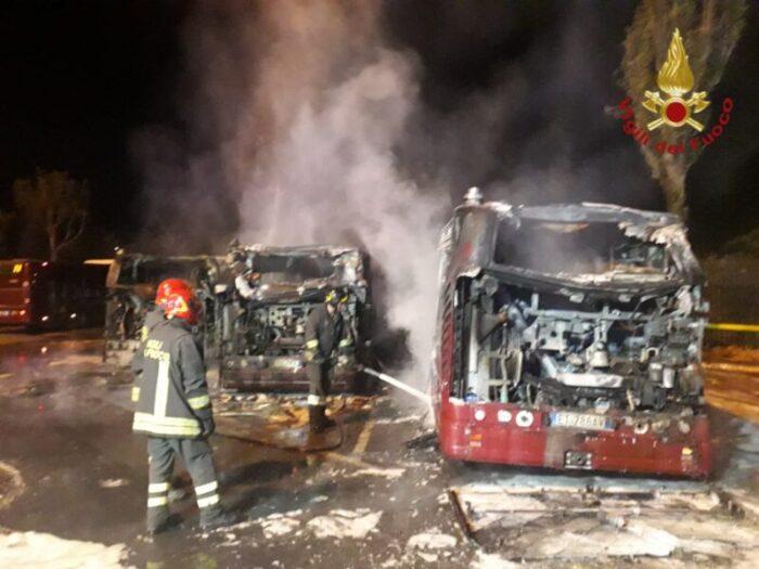 roma grottarossa incendio deposito atac