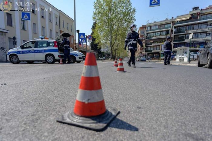 Roma. Pirata della strada provoca un incidente e scappa. Ha ferito gravemente due persone