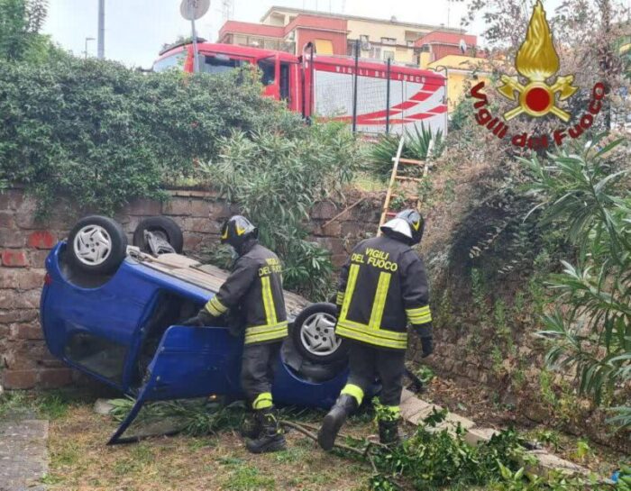 alessandrino perde controllo auto giardino casa