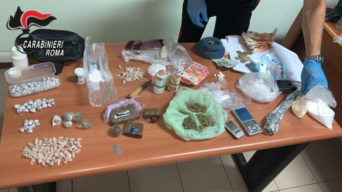 Castelnuovo di Porto, droga e siringa in bici. Il controllo fa scoprire un vero e proprio minimarket stupefacente