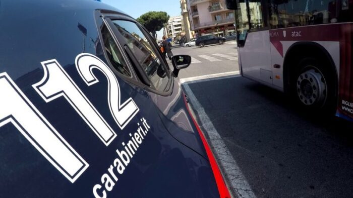 Terribile incidente nella notte a Roma: autista bus TPL si sente male e finisce contro le auto in sosta