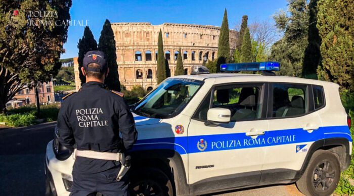 Colosseo, ruba un portafogli ed un caricabatterie a un turista: arrestato