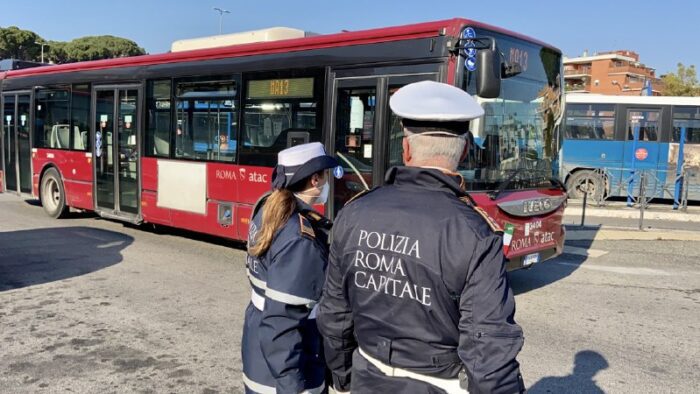 centocelle rifiuta mettersi mascherina aggredisce autista