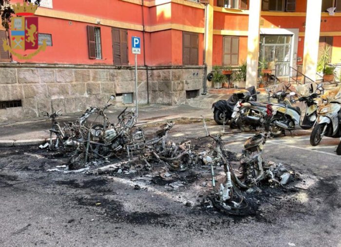 san giovanni garbatella auto scooter cassonetti fuoco