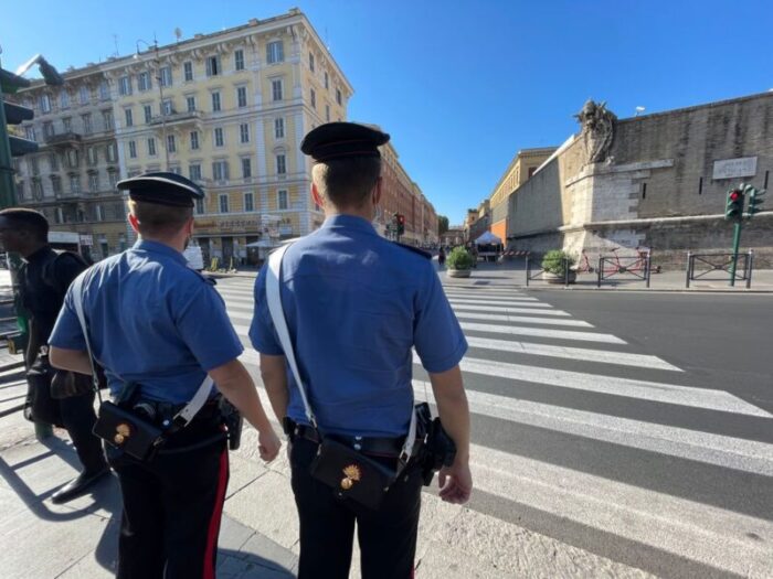 Prati, deruba il cliente di una bancarella: in manette un 35enne. Ancora saltafila nel mirino dei Carabinieri nel centro storico della Capitale