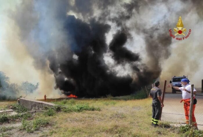 Vasto incendio a Fiumicino: il vento alimenta le fiamme