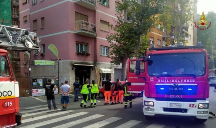 Quadraro, incendio in un negozio di via Levi: la situazione in diretta